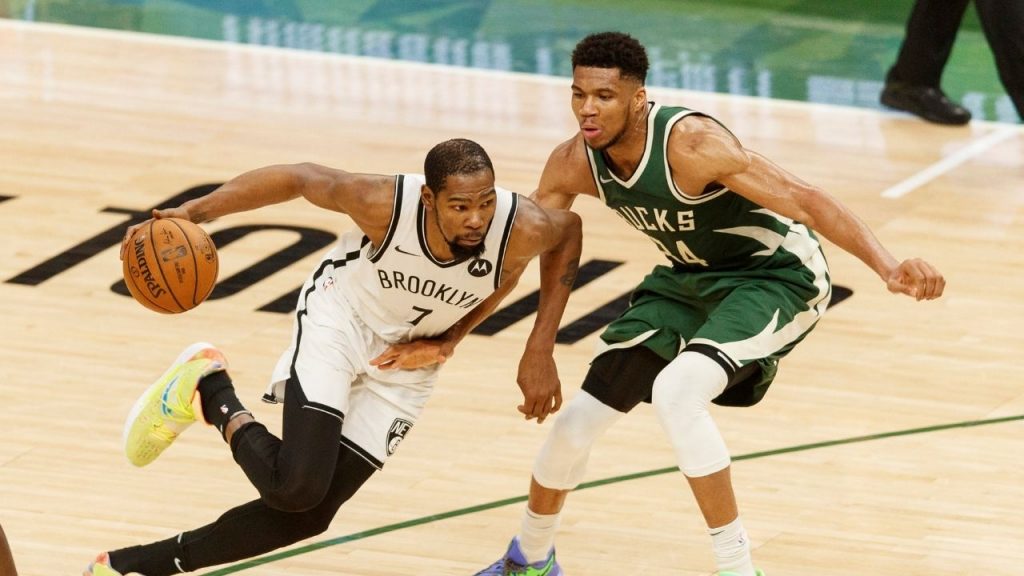 Giannis guards KD